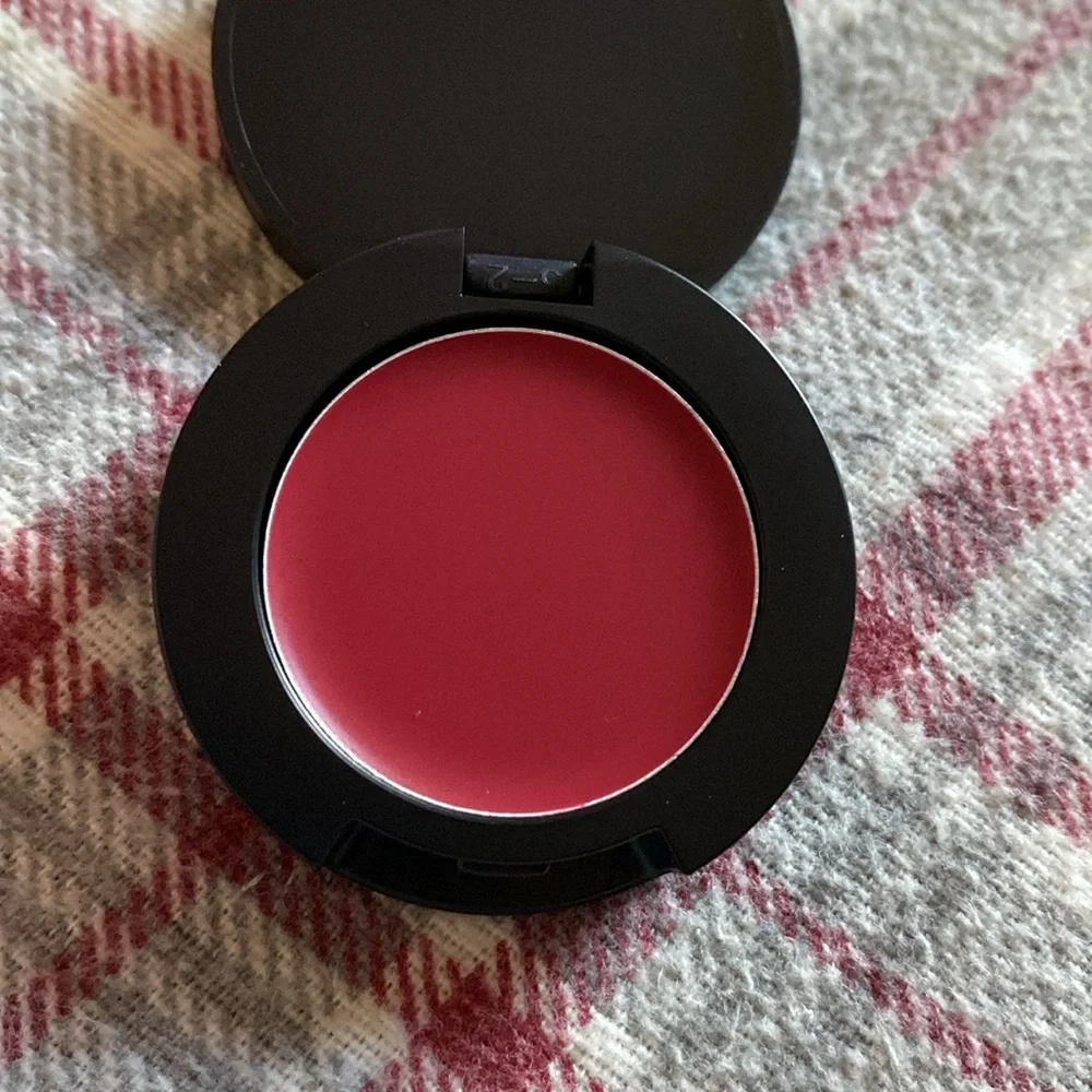 Colorstreet blush sample in Berry Vamp